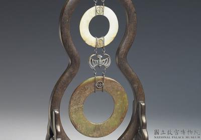 图片[2]-Double jade bi discs in a sandalwood gourd-shaped stand, Ming dynasty, 17th century-China Archive